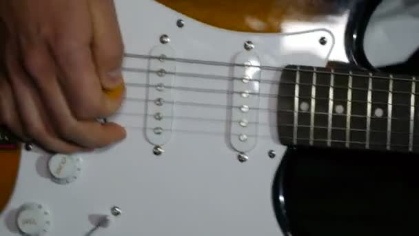 Müzisyen aktif kayıt stüdyo yakın çekim içinde gitar çalıyor. — Stok video