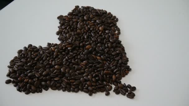Forma de coração feito de grãos de café . — Vídeo de Stock