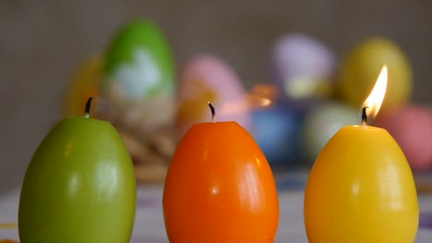 Velas hechas en forma de huevo de Pascua. Velas apagadas del aire.. Verde, naranja, amarillo. Huevos de Pascua velas y coloridos huevos de Pascua en el fondo . — Vídeos de Stock