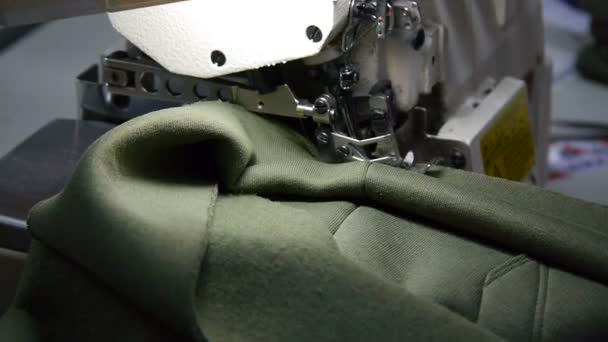 Primer plano del sastre. Las manos femeninas de una costurera en el trabajo. Costura con una máquina de coser con material. Industria de la moda. Costura textil de fábrica . — Vídeos de Stock