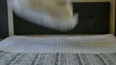 Otel odasının hazırlanması. Temiz taze yatak çarşafları ve yastık kılıfları. Yatak değişiyor. Otel hizmeti.