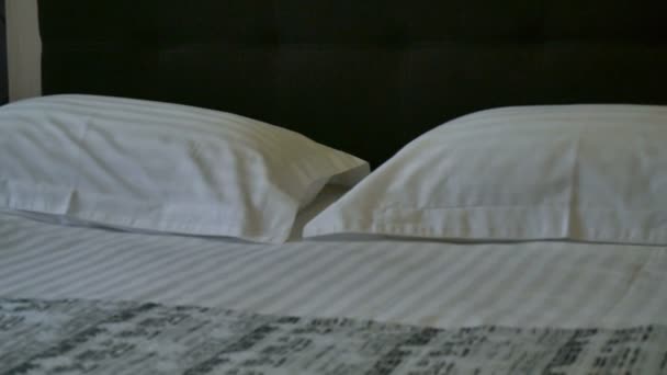 Cama doble en la habitación del hotel. Cama doble con ropa de cama blanca . — Vídeo de stock