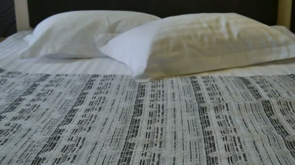 Подготовка номера в отеле. Спальня. Уборщица постельное белье в номере отеля . — стоковое видео