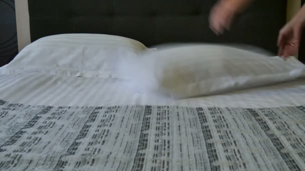 Vorbereitung des Hotelzimmers. Person, die Kissen für ein frisch gemachtes Bett in einem Hotelzimmer oder schickem Zuhause glättet. Hotelservice. — Stockvideo