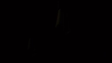 Vintage filament Edison ampul. Lambalar karanlıkta yanar. Bir tungsten filament ile akkor lamba titriyor. Akkor lambanın yakın çekim.