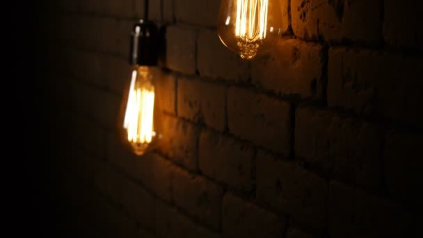 Značkovací vlákno Edison žárovka. Lampy svítí ve tmě. Žárovka s wolframovým vláknem se kmitá. Světlo bliká. Pomalý pohyb nahoru. — Stock video