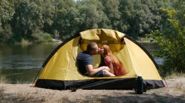 Mutlu genç çift, güvenli seks, aşk yapacak çadır, kapanış kamp tatil.