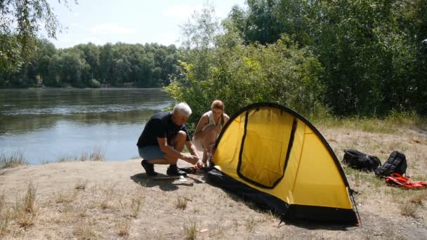 Apa és lánya táborozók szállt sátor. Boldog utazások koncepció, zöld turizmus, túrázás. — Stock videók