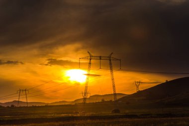 Canlı güneş elektrik kuleli bulutlu gökyüzü ışıklı
