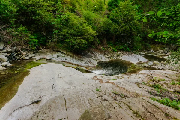 Vista Panorâmica Rio Rochoso Montanha Cercado Com Vegetação Exuberante — Fotografia de Stock