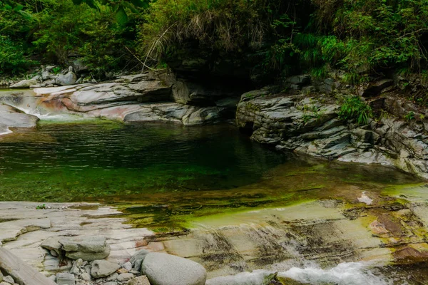 Мальовничий Вид Скелясту Гірську Річку Оточенні Пишної Зелені — стокове фото
