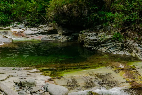 Vista Panorâmica Rio Rochoso Montanha Cercado Com Vegetação Exuberante — Fotografia de Stock