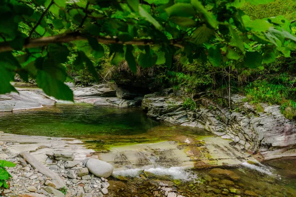 Vista Panorâmica Rio Rochoso Montanha Cercado Com Vegetação Exuberante — Fotografia de Stock