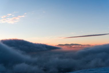 Bulutlu gökyüzü arka plan şaşırtıcı doğa manzaralı
