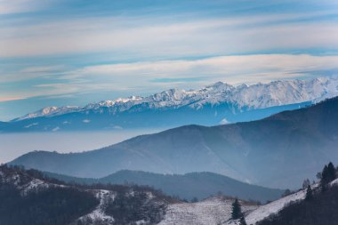 bulutlu gökyüzü ile dağlık manzaranın manzarası
