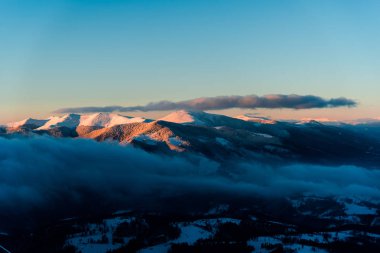 gün batımı ışık uzak karlı kayalarda görünümünü