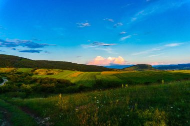 Bulutlu gökyüzü arka plan şaşırtıcı doğa manzaralı