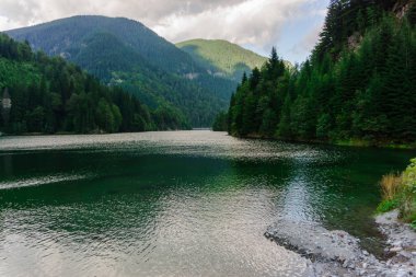 dağ nehir yeşil tepeler ve bulutlu gökyüzü ile doğal görünümünü