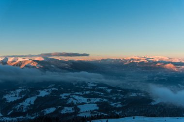 gün batımı ışık uzak karlı kayalarda görünümünü