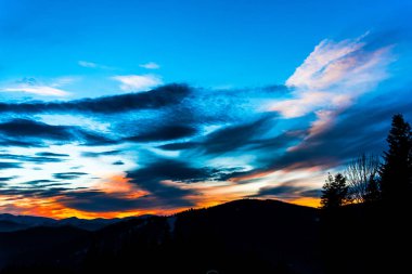 Bulutlu gökyüzü arka plan şaşırtıcı doğa manzaralı