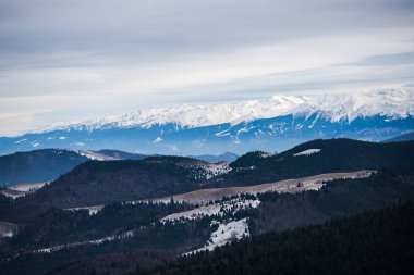 bulutlu gökyüzü ile dağlık manzaranın manzarası