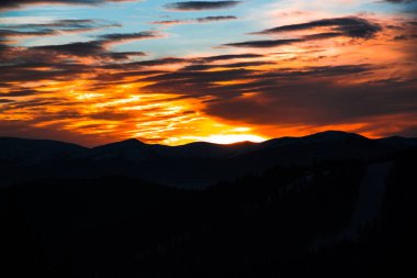 Bulutlu gökyüzü arka plan şaşırtıcı doğa manzaralı