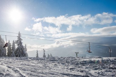 karla kaplı kule ile kış manzara