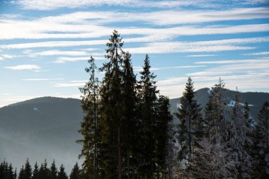Bulutlu gökyüzü arka plan şaşırtıcı doğa manzaralı