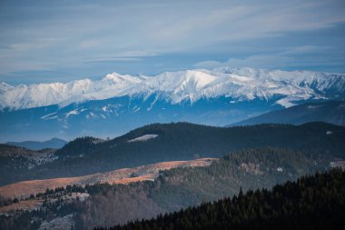 bulutlu gökyüzü ile dağlık manzaranın manzarası