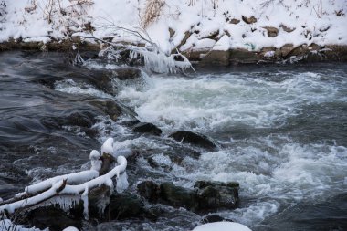 kırsal doğa, kışın nehir suyu akışı