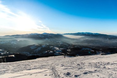 Bulutlu gökyüzü arka plan şaşırtıcı doğa manzaralı