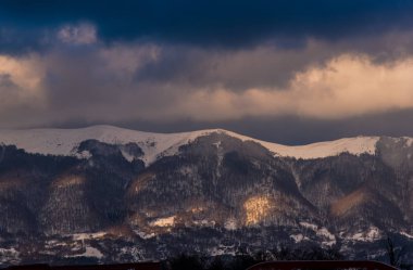 Bulutlu gökyüzü arka plan şaşırtıcı doğa manzaralı