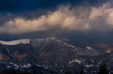 Bulutlu gökyüzü arka plan şaşırtıcı doğa manzaralı
