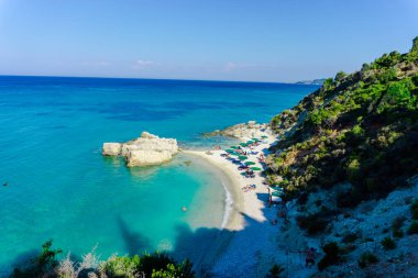 Mavi lagün büyüleyici doğa manzaralı  