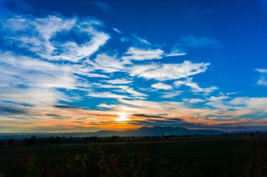 Altın batan güneşin ile güzel cennet