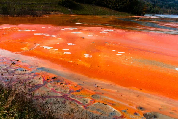 Impresionante Vista Naturaleza Con Río Color Naranja Árboles Verdes Alrededor — Foto de Stock