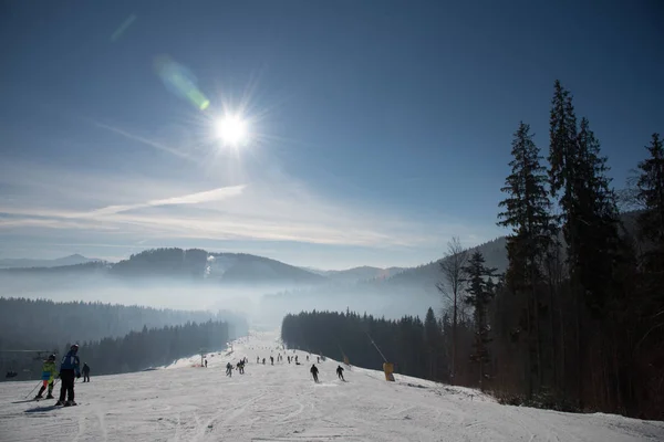 Estación Esquí Invierno Montañas Temporada Invierno Turistas — Foto de Stock