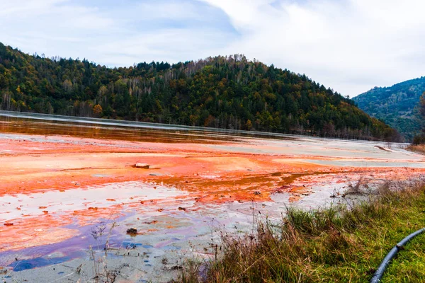 Impresionante Vista Naturaleza Con Río Color Naranja Árboles Verdes Alrededor — Foto de Stock