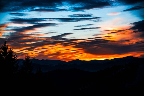 Atemberaubende Aussicht Auf Die Natur Mit Bewölktem Himmel Hintergrund — Stockfoto