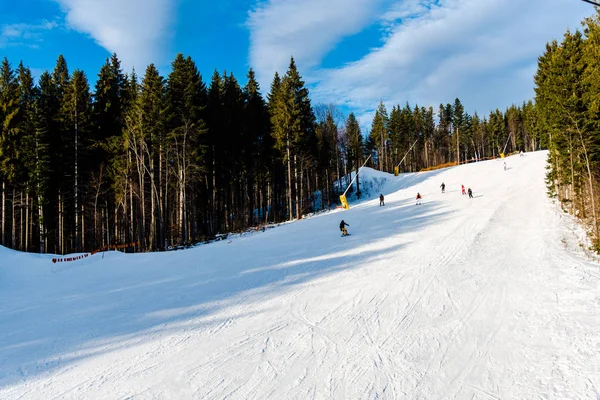 Estación Invierno Las Montañas Con Turistas Esquiadores —  Fotos de Stock