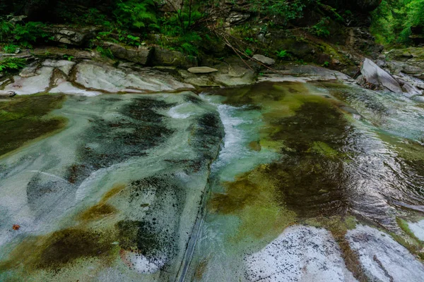 Τρεχούμενο Νερό Στον Ποταμό Βραχώδες Βουνό — Φωτογραφία Αρχείου