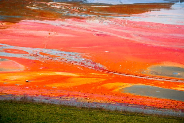 Geweldige Natuur Weergave Met Oranje Gekleurde Rivier Groene Bomen Rond — Stockfoto