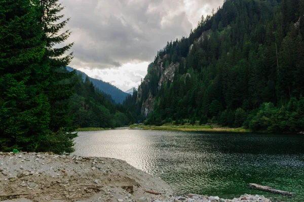 Dağ Nehir Yeşil Tepeler Bulutlu Gökyüzü Ile Doğal Görünümünü — Stok fotoğraf