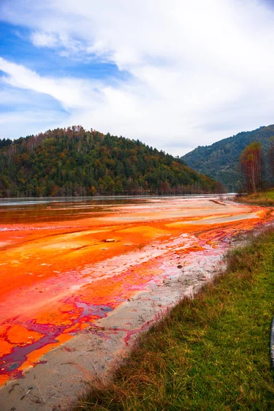 Impresionante Vista Naturaleza Con Río Color Naranja Árboles Verdes Alrededor — Foto de Stock