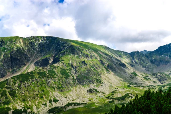 Συναρπαστική Φύση Βουνό Πράσινο Και Μπλε Συννεφιασμένο Ουρανό — Φωτογραφία Αρχείου
