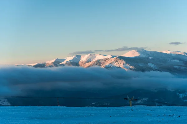 Vista Rocas Nevadas Distantes Luz Del Atardecer — Foto de Stock