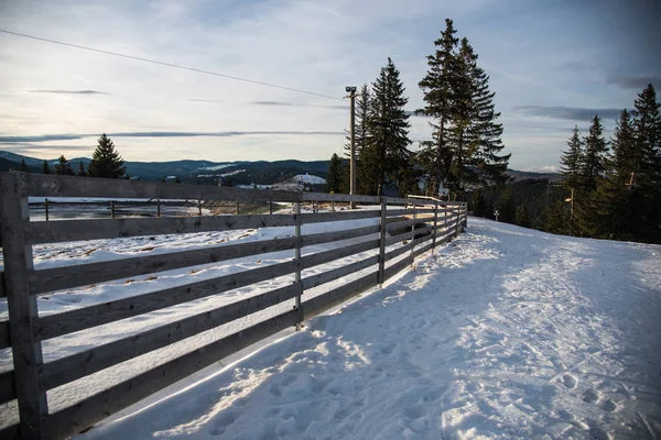 Holzzaun Und Schneebedecktes Land Wintersaison — Stockfoto