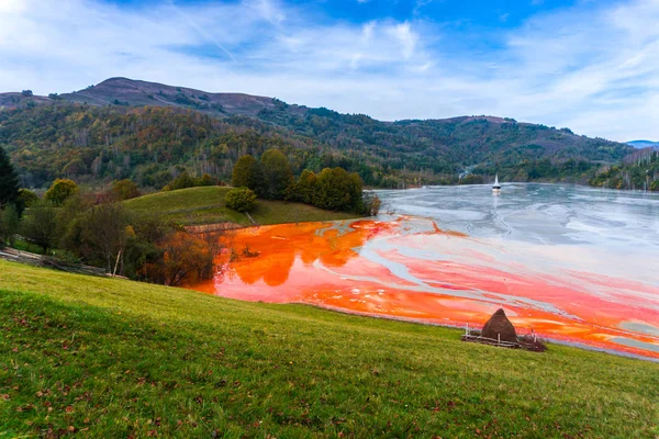 Impresionante Vista Naturaleza Con Río Color Naranja Árboles Verdes Alrededor — Foto de Stock