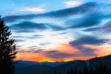 Bulutlu gökyüzü arka plan şaşırtıcı doğa manzaralı