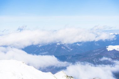 Bulutlu gökyüzü arka plan şaşırtıcı doğa manzaralı